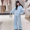 Conjunto de outono para meninas 2026 novo estilo, moletom com capuz da moda para meninas do ensino fundamental, roupas esportivas infantis estilo coreano para primavera e outono