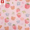 Tela Estampada de Algodón Puro de 40 Hilos con Cabeza de Oso de Dibujos Animados y Diseños de Fresas Pequeñas para Camisas, Vestidos, Ropa de Casa para Niños y Ropa para Mascotas