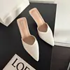Sandalias de tacón de aguja con punta fina estilo francés para usar al aire libre, nueva colección primavera-verano 2026, zapatos plateados de punta fina con lazo dulce elegantes