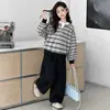 Conjunto para niña, colección otoño 2026, estilo nuevo, conjunto casual de dos piezas a rayas con sudadera de imitación de dos piezas y pantalones de pierna ancha