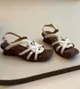 Sandálias de plataforma trançadas estilo vintage francês para mulheres, novo verão 2026, sapatos romanos abertos com salto alto, bico quadrado vazado para uso externo
