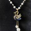 Collar Largo de Cadena para Suéter Estilo Chanel de Aleación de Alta Gama para Mujer, Versátil Colgante de Accesorio para Ropa de Otoño e Invierno de Temperamento de Lujo Ligero