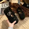 Zapatos de un solo piso con lazo de lunares, de tono lechoso y suaves, con un diseño cómodo y flexible que permite un fácil ajuste y evita que los zapatos queden demasiado apretados