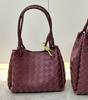 Bolsa feminina de couro legítimo com novo design de nicho 2024, moderna, versátil, combinando, bolsa transversal de um ombro, bolsa para celular, bolsa de tecido
