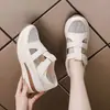 Sandálias Respiráveis Populares de Malha com Salto Anabela para Mulheres 2026 Verão Novo Estilo Sandálias Romanas de Bico Fechado Sapatos Brancos Confortáveis com Solado Macio