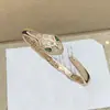 Pulsera de Serpiente con Incrustaciones de Diamantes Finamente Elaborada para Mujer, Versión de Lujo de Alta Gama Europea y Americana Transfronteriza, Sensación de Alta Gama, Artesanía Pesada, Versión a Juego con Etiqueta, Venta al por Mayor