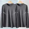 Camiseta elástica de manga larga para hombre, corte holgado, adecuada para primavera y otoño, color liso, versátil, se puede usar como atuendo de pareja, capa interior para hombre