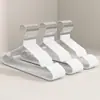 Cabide grosso revestido de plástico. Novo cabide extra grosso para roupas de adultos, revestido em plástico antiderrapante, sem marcas, ideal para roupas infantis.