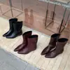 Botas de montaria de cano curto, bico fino, nicho, de alta qualidade, para mulheres, com design plissado, efeito emagrecedor, salto grosso e estilo de bota de moto com corte justo.