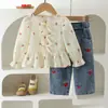 26 Roupa de Primavera/Verão para Meninas: Novo Conjunto de Camisa com Estampa de Cereja e Calça Jeans Retrô, Estiloso e na Moda, Disponível Agora