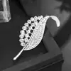 Broche Exquisito de Hoja Estilo Coreano Corsage de Alto Nivel con Temperamento Femenino Incrustado de Diamantes Pin con Sentido de Diseño de Nicho Accesorios Versátiles para Traje