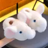 Chinelos de algodão infantis de inverno, unissex, quentes e forrados com fleece, apresentando um design fofo de elefante, perfeitos para uso pai-filho, macios e confortáveis para uso interno, com design de calcanhar fechado