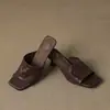 Chinelos Retro Super Macios de Couro 2026 Verão Novo Estilo Mule Slip-On para Exterior Solado Macio Sandálias de Salto Agulha para Mulheres