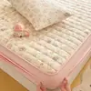 Algodón de borla cómodo y amigable con la piel Gasa de doble capa Clase A colcha acolchada arrugada falda de cama juego de tres piezas falda de cama individual funda de almohada individual cubierta de cama suave y esponjosa