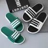 Pantuflas de Exterior para Hombre 2026 Nuevo Estilo Coreano Moda Sandalias de Moda Suela Suave Zapatos de Playa de Exterior Sandalias Deslizantes Antideslizantes