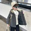 Jaqueta de Outono e Inverno para Meninos 2026 Novo Estilo Jaqueta ao Ar Livre com Capuz à Prova de Vento Infantil Top Espesso de Outono e Inverno