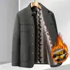 Chaqueta de chenilla engrosada con forro polar para hombre, cuello alto, nueva colección de invierno 2026, chaqueta de negocios casual para hombres de mediana edad