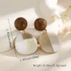 Brincos de Tarraxa de Resina Color Block Estilo Maillard Brincos Emendados Retro Marrom e Branco Estilo Simples e Suave Brinco de Sensação de Luxo Outono e Inverno