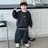 Conjunto de Roupas de Outono para Meninos 2026 Novo Estilo Menino Pequeno Legal Estilo Primavera e Outono Hoodie Falso de Duas Peças Conjunto Esportivo Duas Peças Infantil