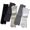Calcetines finos de rayas verticales para primavera y verano con separación de dedos para mujer, zapatos de cerdo versátiles, calcetines sin costuras de dos dedos, calcetines grises de estilo coreano ins hasta la pantorrilla.