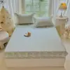 Falda de cama con estampado de encaje 100% algodón Falda de cama de algodón de Xinjiang Cubierta Protector de colchón denso fino y denso Agradable para la piel Cómodo