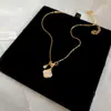 ¡Sombras de Flores bajo la Luna! Pulsera de Flor de Acetato de Zirconio Blanco, Lujo Ligero y Sensación de Alta Gama, Joyería Electrochapada en Oro Real de 14K