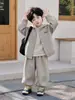 2285 Traje para Niños Primavera y Otoño 2026 Nuevo Estilo Coreano Sudadera con Capucha Rayada para Niños Conjunto de Tres Piezas de Otoño Moderno