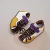 Zapatos de entrenamiento alemanes de cuero de moda para niños, nueva colección primavera/otoño 2026, zapatillas de suela blanda para niñas y zapatos casuales para niños con correas de velcro