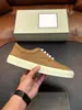 Zapatillas casuales de cuero liso para hombre, de corte bajo, estilo transfronterizo TF, color beige claro, con cordones y una suela de goma de color amarillo verdoso claro