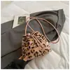 Bolso de Piel con Estampado de Leopardo de Moda Estilo Coreano de Nicho para Mujer 2025 Invierno Nuevo Bolso Cruzado Bolso de Piel Bolso Cubo