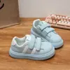 Elegantes tenis blancos para niñas, nueva colección otoño/invierno 2026, con cierre de velcro, suelas suaves y diseño de rayas versátil para uso casual