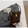Bolsa de Mão Estilo Coreano Casual Tipo Balde para Mulheres Novo Modelo Primavera 2026 Bolsa de Ombro Transversal Elegante de Luxo Leve de Alta Qualidade