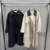 Otoño/Invierno 2026 Gabardina Larga Minimalista de Alta Gama con Parches Cruzados, Patrón Tejido en Relieve y Cuello de PU con Cinturón Largo
