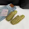 Chinelos Fechados Vazados Estilo Coreano para Mulheres, Tamancos de Encaixe Respiráveis para o Verão com Bico Quadrado e Salto Grosso, Antiderrapantes Casuais Tecidos 2026