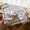 Lenço estampado em estilo europeu e americano com padrão de corrente, seda artificial, lenço quadrado pequeno, xale de alta qualidade, lenço para pescoço com proteção solar, lenço de cabeça, lenço para mulheres