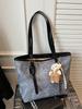 Bolsa Tote Retrô Transfronteiriça para Mulheres, Grande Capacidade, Novo Modelo 2026, Bolsa de Ombro com Relevo Vintage, Bolsa Versátil e de Luxo para Axila