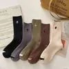 Calcetines de diseñador Luokou de color contrastante de moda para mujer, calcetines nuevos de otoño e invierno de longitud media hasta la pantorrilla, calcetines japoneses simples con letras estampadas en caliente y de canalé