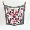 Diseño estilo coreano, pañuelo cuadrado con estampado de fresas fresco y lindo, bufanda decorativa versátil para el cuello, pañuelo elegante para la cabeza para mujeres