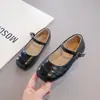 Sapatos Mary Jane baixos, prateados, versáteis, com bico quadrado para meninas, novos da coleção outono 2026, sapatos casuais de couro franceses