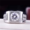 Anillo de Hombre de Diamante Redondo Cuadrado Moderno y Generoso Anillo de Hombre de Celebridad de Internet Juego de Grupo Luz de Estrella Anillo de Boda Moderno