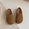 Chinelos Estilo Birkenstock para Meninas Nova Coleção Outono/Inverno 2026 Mules Fechados para Crianças para Uso Externo Sandálias Slip-On para Crianças Maiores
