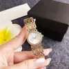 Comercio Exterior Venta Caliente Cadena Hueca Dorada Reloj para Mujer Esfera Rosa Bisel de Diamante Pequeño Exquisito Moda Reloj de Cuarzo Venta al por Mayor Transfronteriza