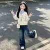Nueva colección otoño/invierno: Conjunto de dos piezas de estilo coreano, moderno y artístico para niñas, con una sudadera de imitación de dos piezas y pantalones de mezclilla con detalle de lazo