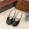 Sapatos mules estilo Chanel 2026, sandálias de enfiar com pérolas, tamancos de bico fechado, novas sandálias de enfiar com sola rasa para mulheres