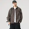 Camisa Casual de Veludo com Listras Verticais para Homem, Nova Coleção Outono 2026 Estilo Retrô Americano, Camisa de Manga Longa com Gola Lapela, Estilo Primavera e Outono