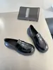 Novos mocassins super confortáveis de sola grossa para mulheres, com design retrô, efeito de aumento de altura, estilo britânico e uma sola preta macia
