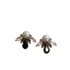 Brincos de pérola em formato de gota cravejados de diamantes, estilo retrô escuro, elegantes e refinados, com um toque moderno e luxuoso