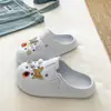 Versátiles para el trayecto Zapatos perforados estilo Birkenstock de ámbar mariposa retro para mujer, sandalias cómodas de EVA de verano para exterior de punta cerrada