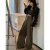 Foto real dos novos calças pantalona com design outono 2026 para mulheres, com zíper lateral e corte solto e casual, modelo 17744
