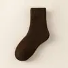 Meias quentes de cano médio para mulheres, espessadas e forradas com fleece, cor sólida, design simples, macias e confortáveis, adequadas para outono e inverno.